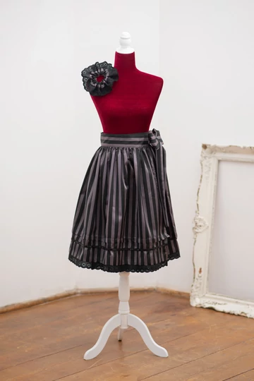 fekete_lila_csikos_selyem_szoknya_csipkevel