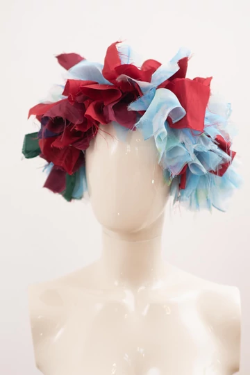 Frida_kornyezettudatos_fejdisz_koszoru_kek-feher-bordo